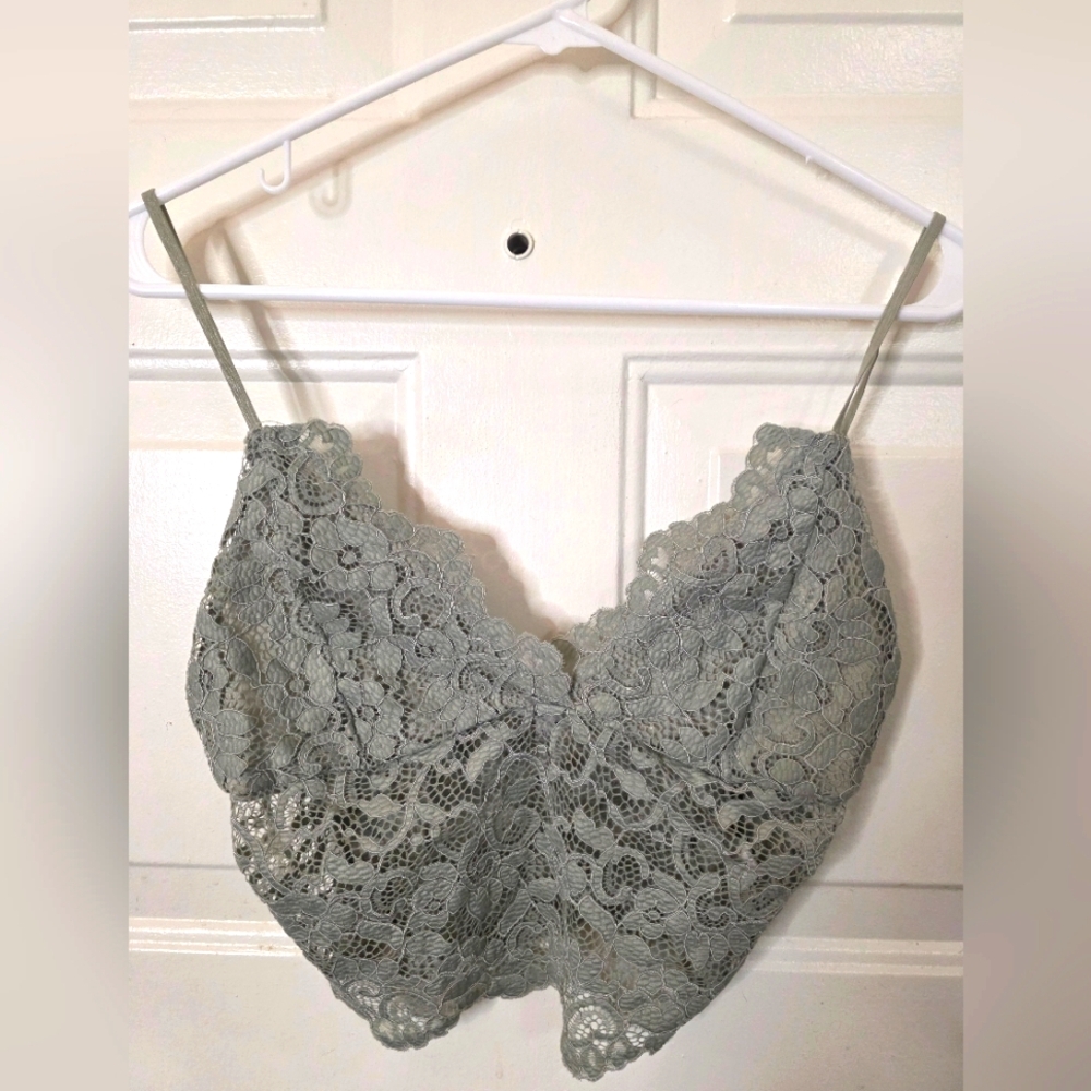 Love Tree Gray Lace Crop Top Size Large Adjustable Straps‎